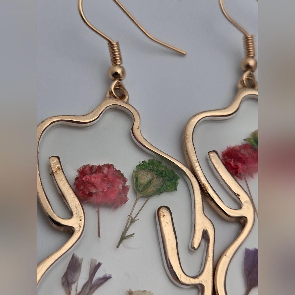 Resin Botanical Flower Silhouette Earrings Real Dried Flowers Body Form 2” - Picture 6 of 10